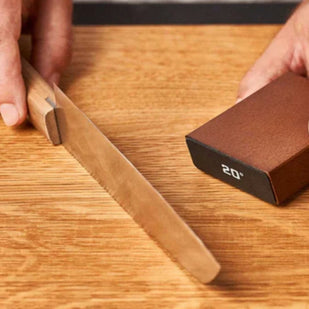 Fixez le couteau au support magnétique